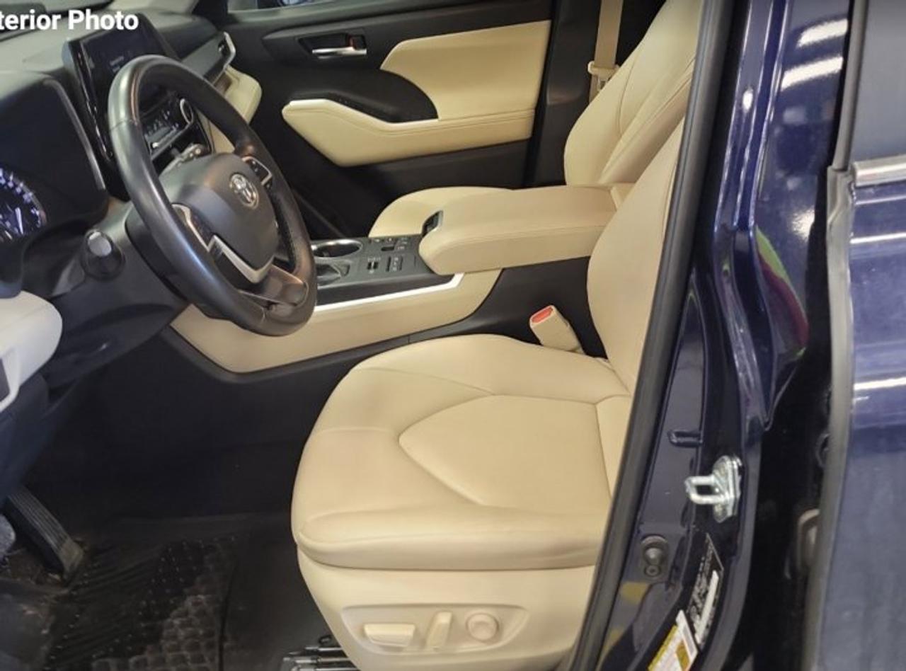 2024 Toyota Highlander XLE AWD | Leather | Sunroof | Heated Wheel + Seats | Power Seat | CarPlay + Android | and More ! Photo
