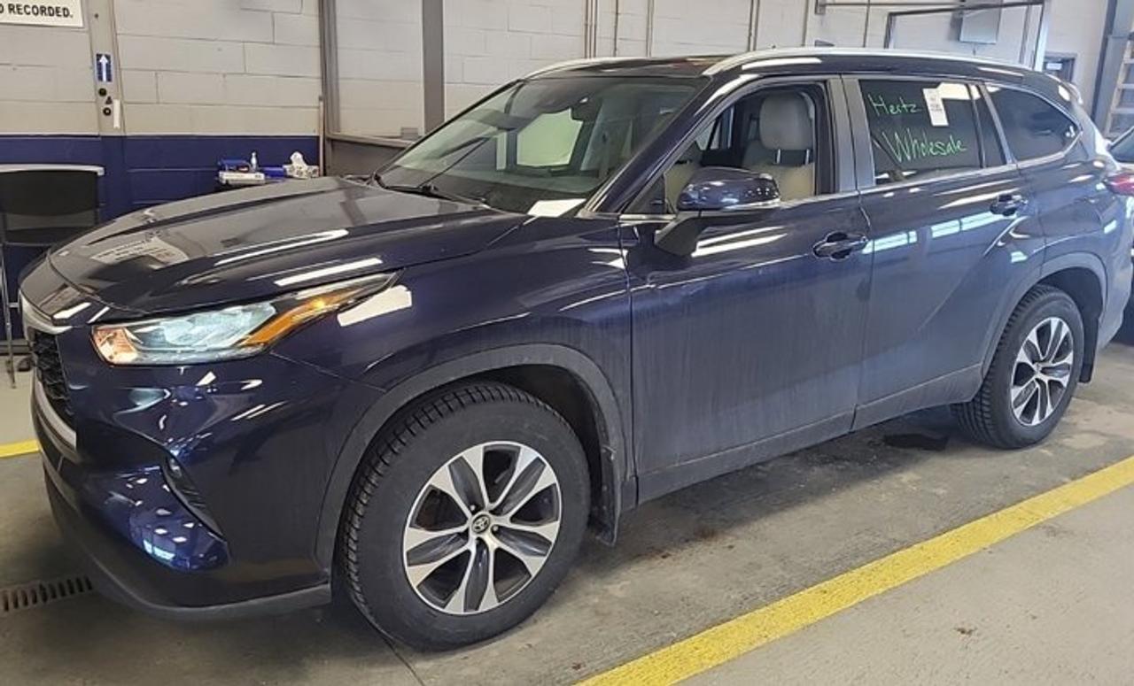 2024 Toyota Highlander XLE AWD | Leather | Sunroof | Heated Wheel + Seats | Power Seat | CarPlay + Android | and More ! Photo