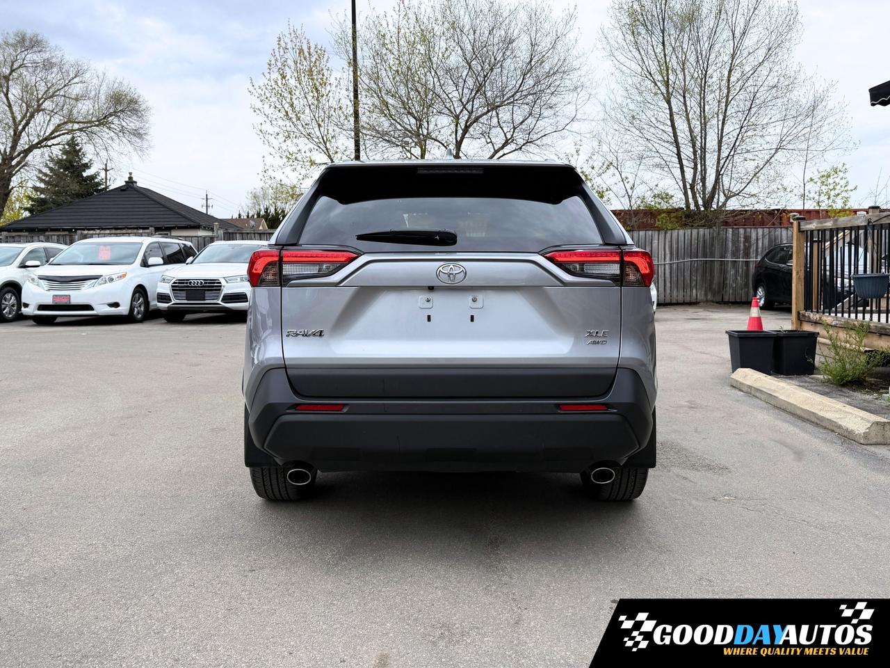 2020 Toyota RAV4 XLE PREMIUM PKG ONE OWNER 2 SETS OF TIRES & RIMS Photo3