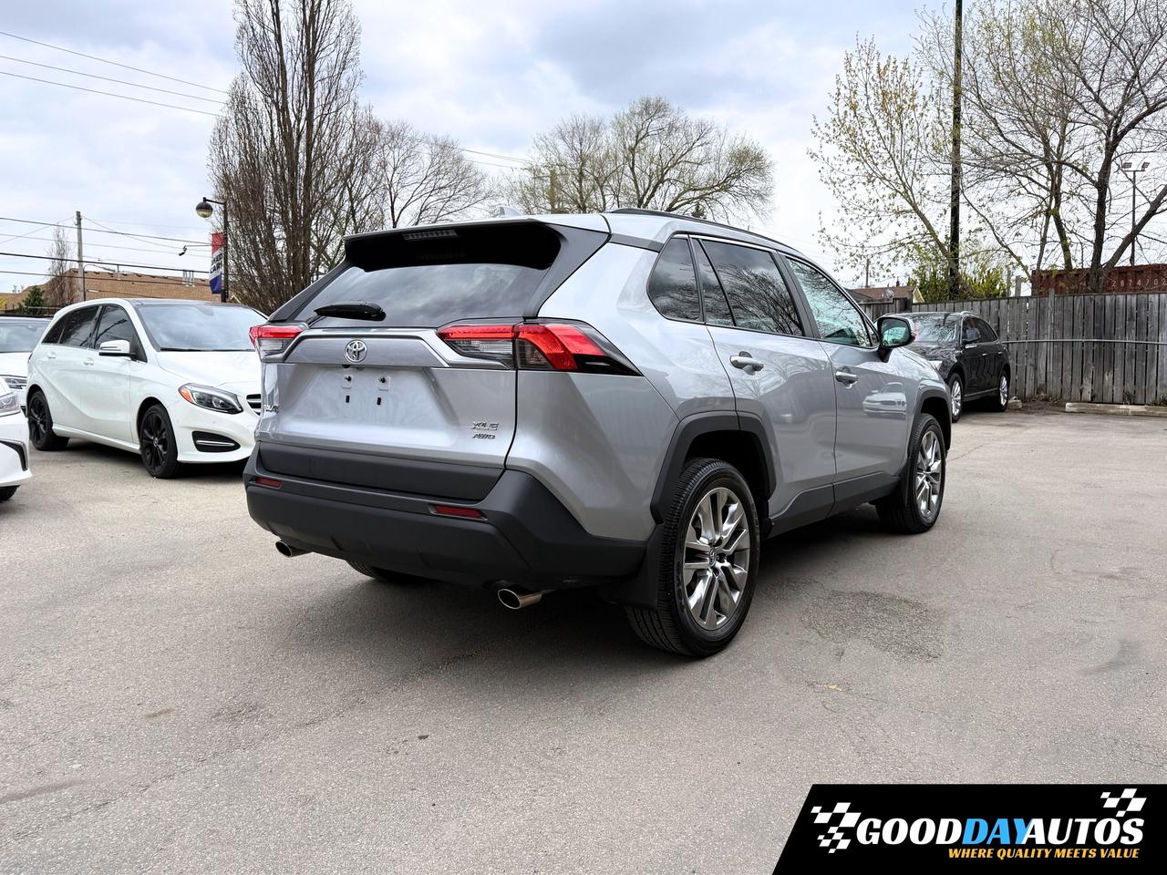2020 Toyota RAV4 XLE PREMIUM PKG ONE OWNER 2 SETS OF TIRES & RIMS Photo