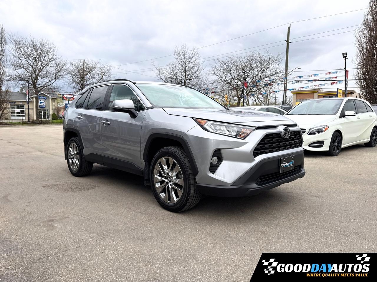 2020 Toyota RAV4 XLE PREMIUM PKG ONE OWNER 2 SETS OF TIRES & RIMS Photo