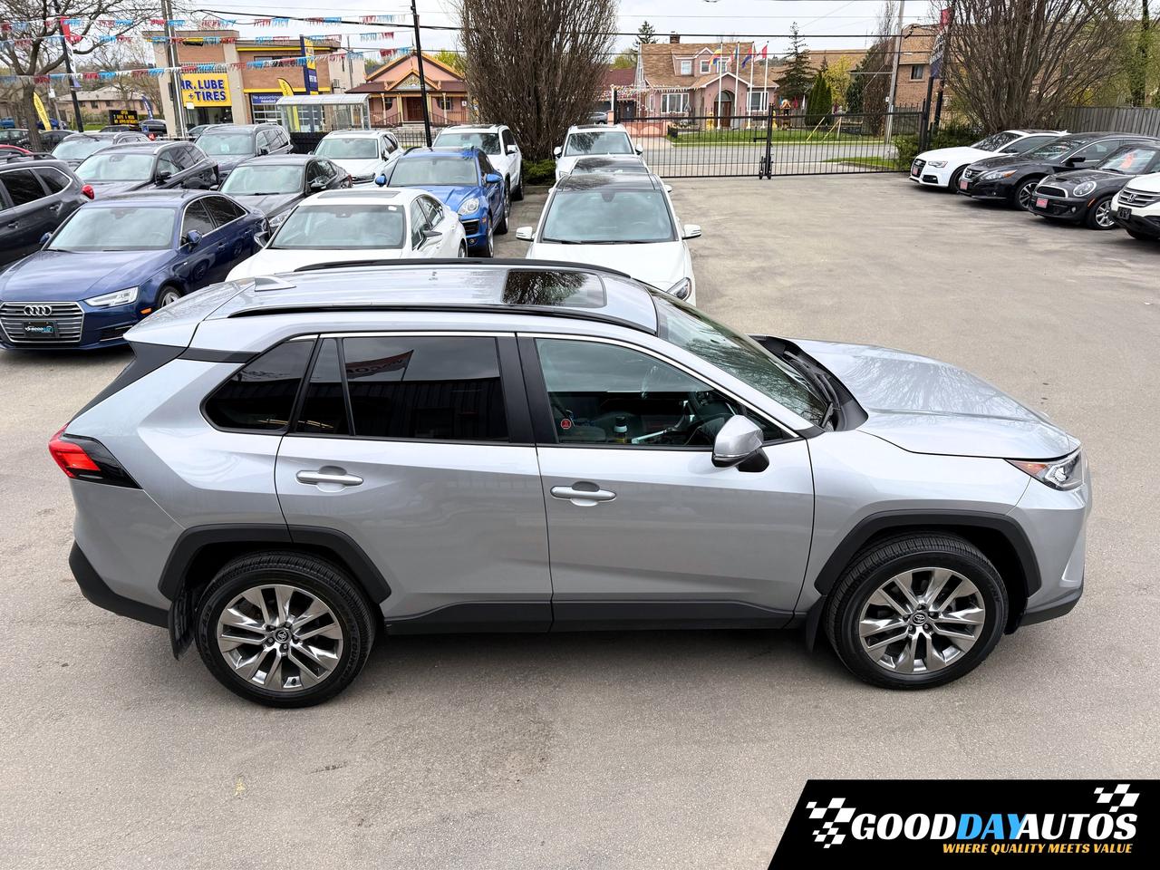 2020 Toyota RAV4 XLE PREMIUM PKG ONE OWNER 2 SETS OF TIRES & RIMS Photo