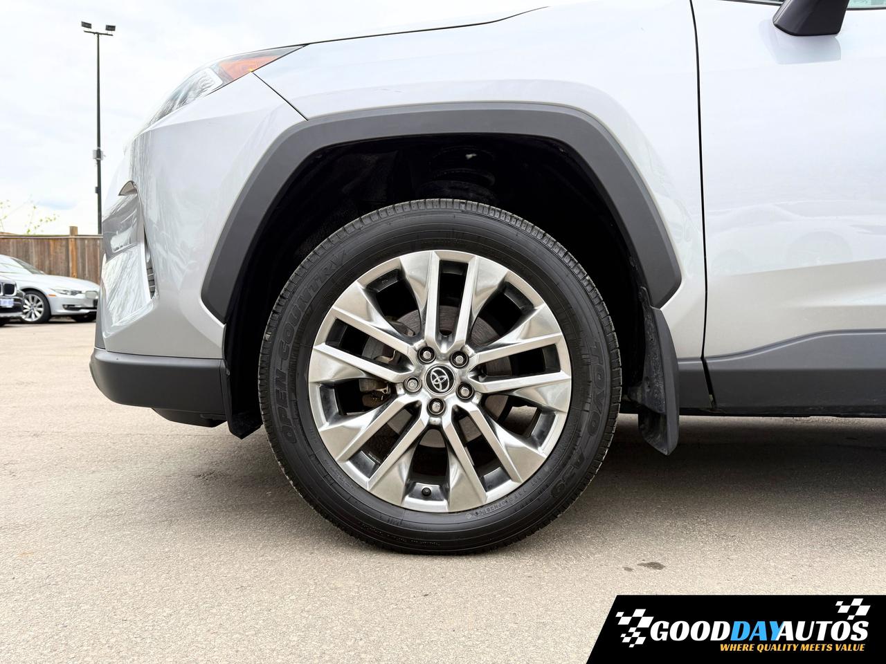2020 Toyota RAV4 XLE PREMIUM PKG ONE OWNER 2 SETS OF TIRES & RIMS Photo