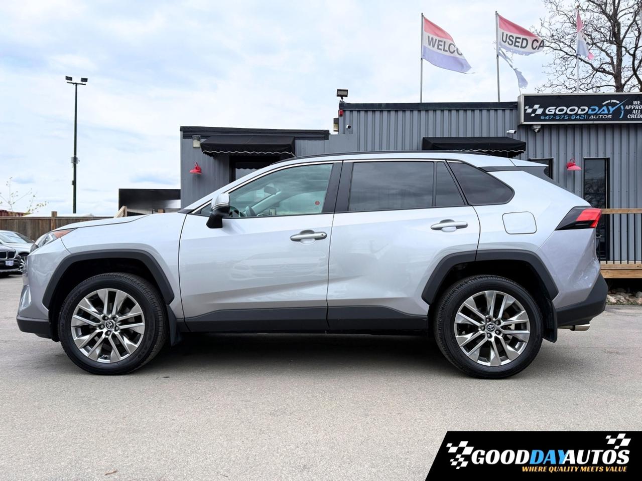2020 Toyota RAV4 XLE PREMIUM PKG ONE OWNER 2 SETS OF TIRES & RIMS Photo