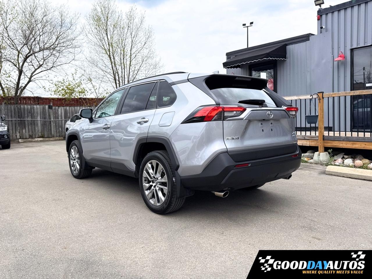 2020 Toyota RAV4 XLE PREMIUM PKG ONE OWNER 2 SETS OF TIRES & RIMS Photo