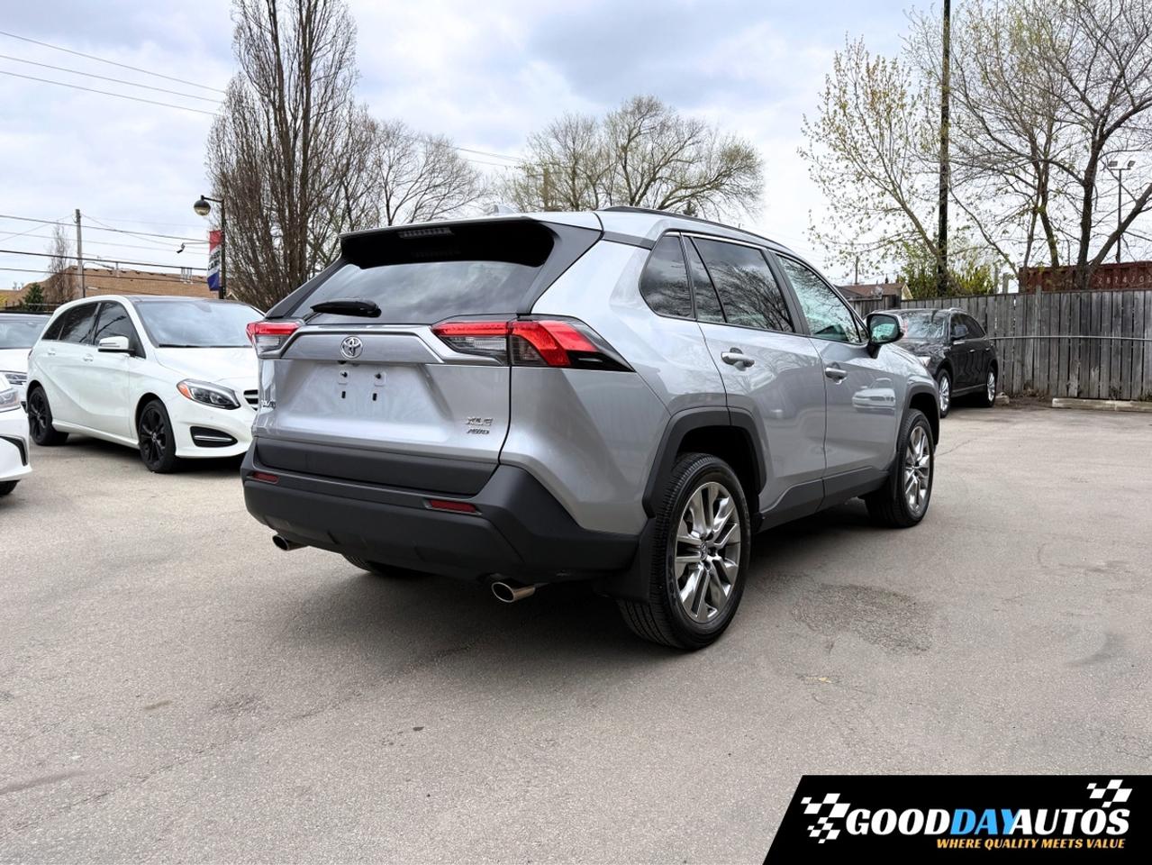 2020 Toyota RAV4 XLE PREMIUM PKG ONE OWNER 2 SETS OF TIRES & RIMS Photo