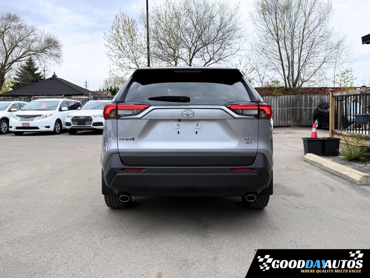 2020 Toyota RAV4 XLE PREMIUM PKG ONE OWNER 2 SETS OF TIRES & RIMS Photo