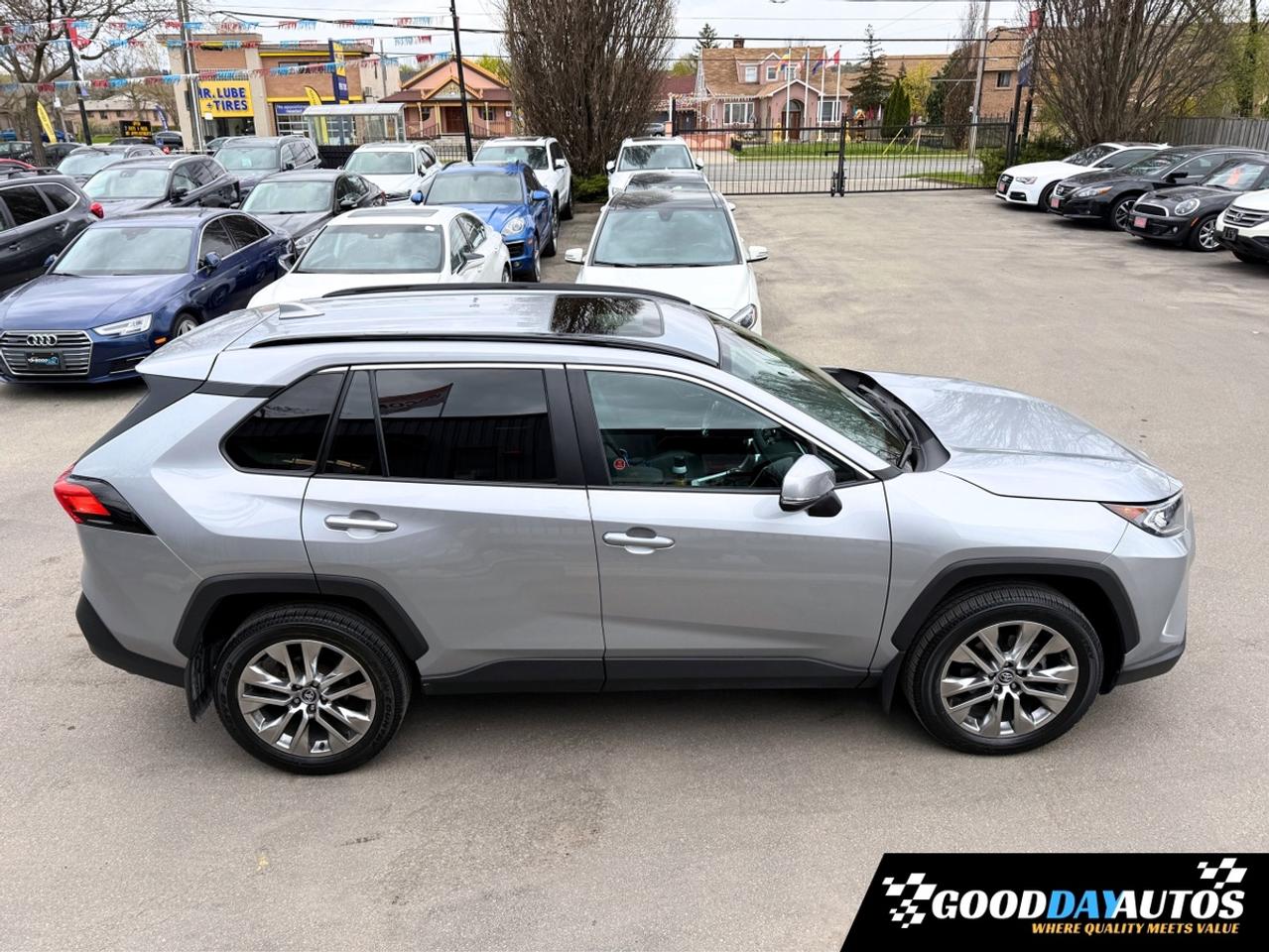 2020 Toyota RAV4 XLE PREMIUM PKG ONE OWNER 2 SETS OF TIRES & RIMS Photo
