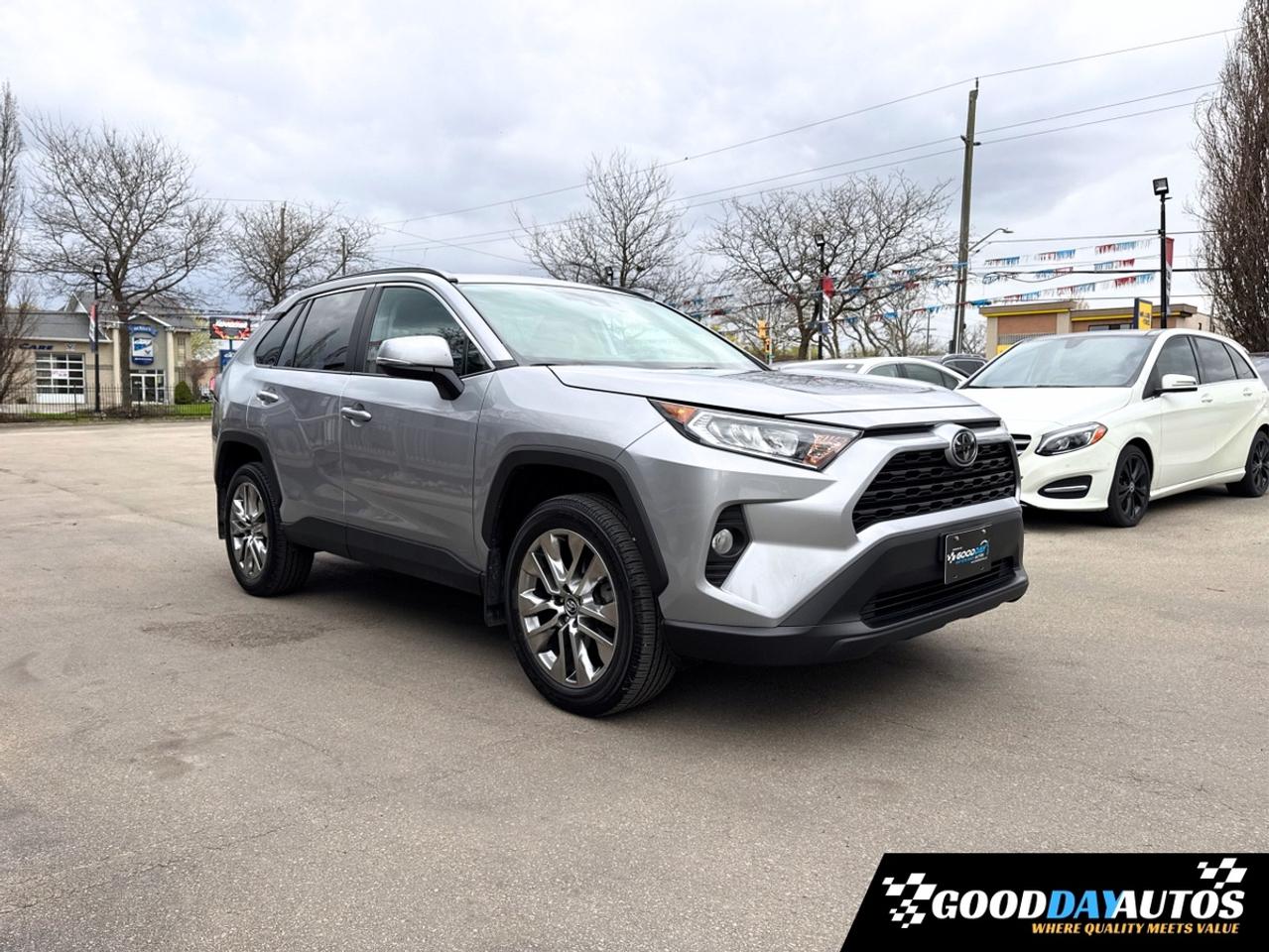 2020 Toyota RAV4 XLE PREMIUM PKG ONE OWNER 2 SETS OF TIRES & RIMS Photo