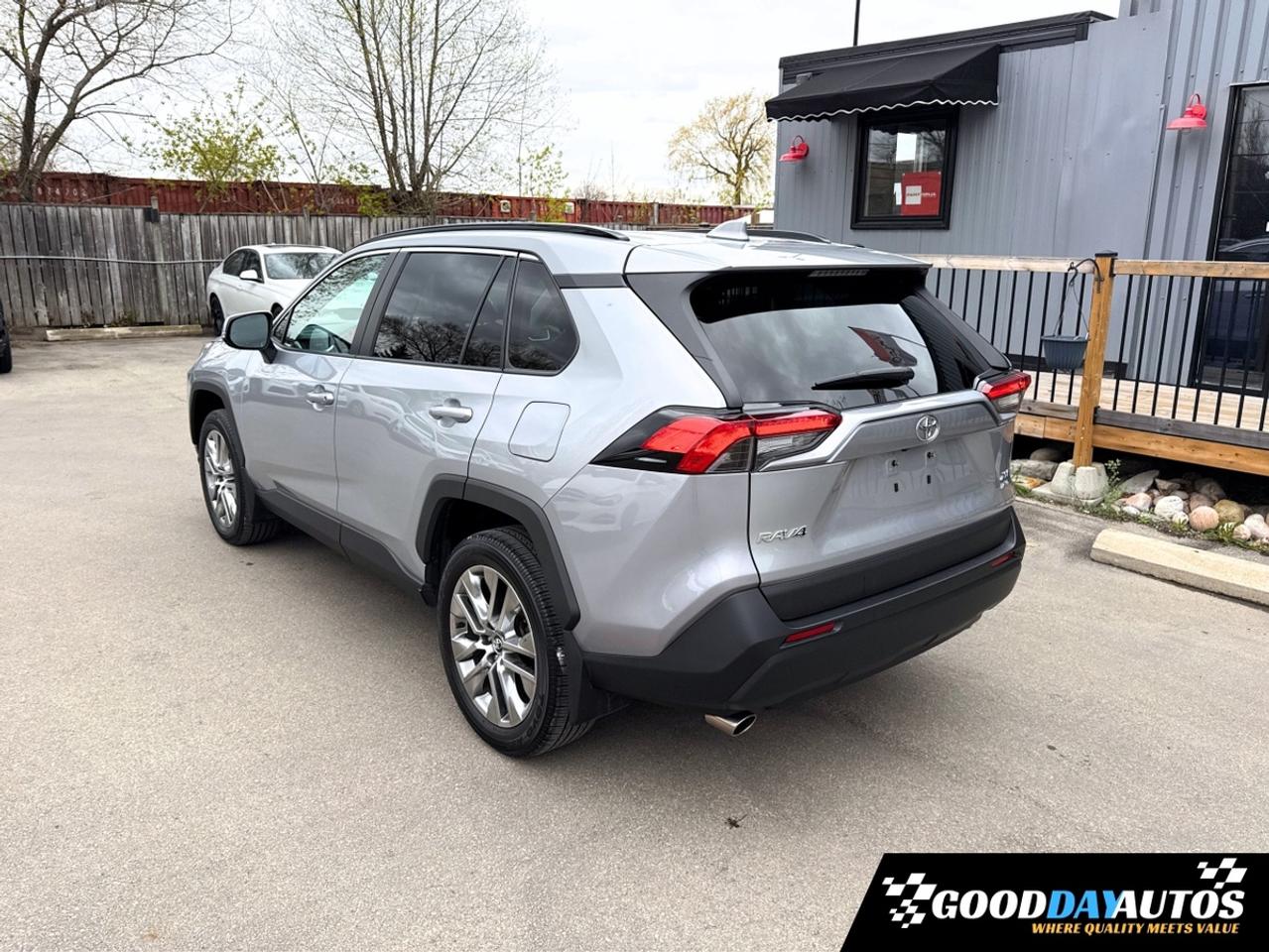 2020 Toyota RAV4 XLE PREMIUM PKG ONE OWNER 2 SETS OF TIRES & RIMS Photo