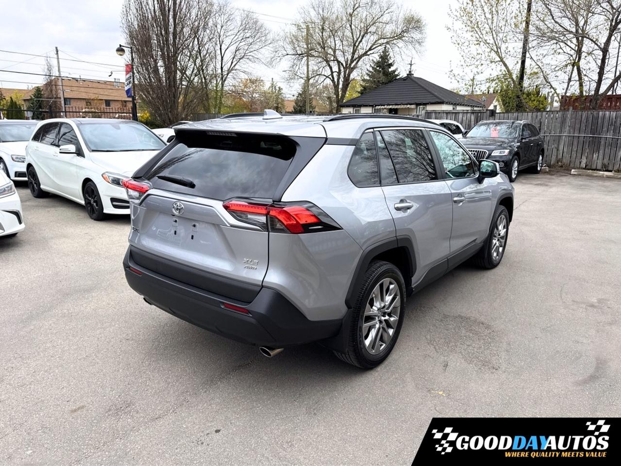 2020 Toyota RAV4 XLE PREMIUM PKG ONE OWNER 2 SETS OF TIRES & RIMS Photo