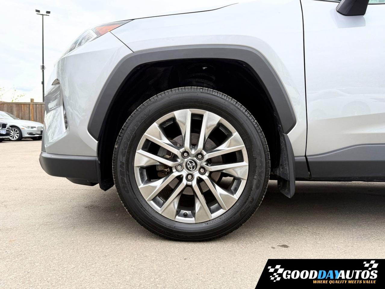 2020 Toyota RAV4 XLE PREMIUM PKG ONE OWNER 2 SETS OF TIRES & RIMS Photo