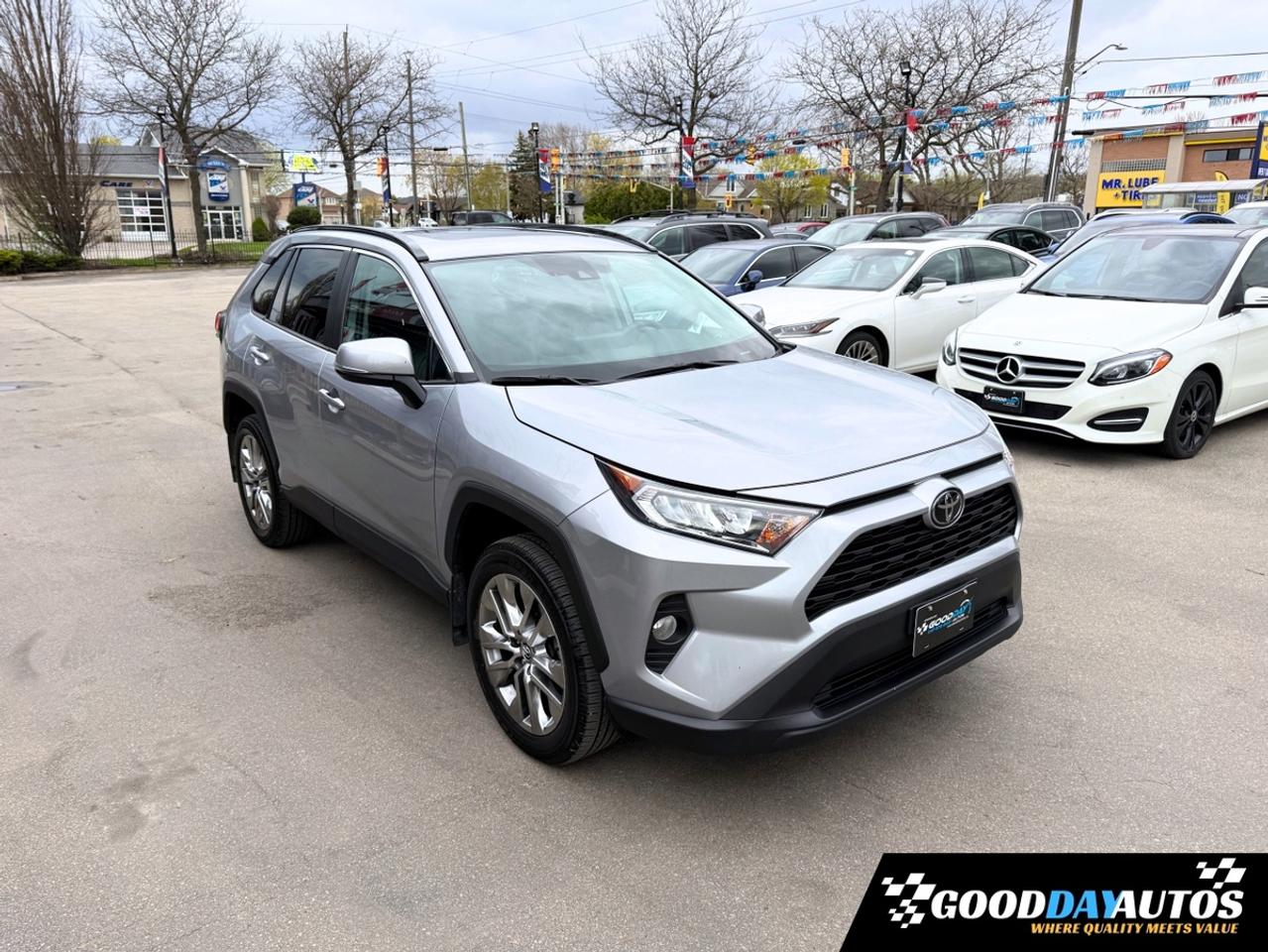 2020 Toyota RAV4 XLE PREMIUM PKG ONE OWNER 2 SETS OF TIRES & RIMS Photo