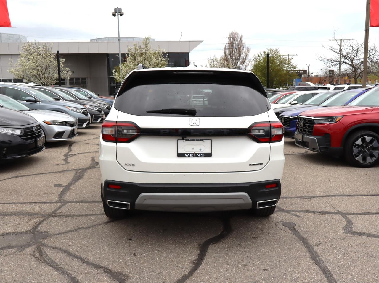 2024 Honda Pilot Touring 4dr All-Wheel Drive Photo3