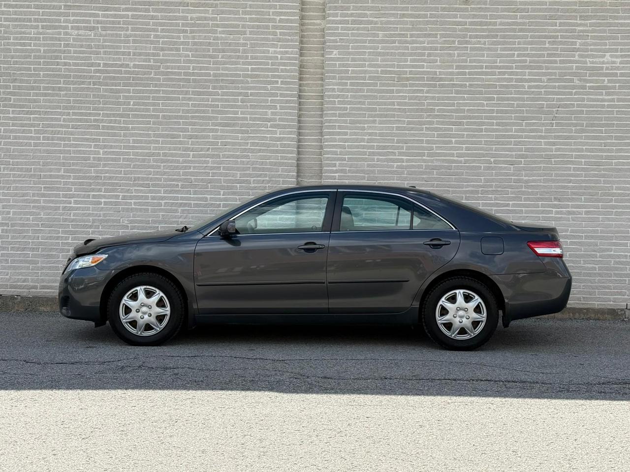 2011 Toyota Camry LE Photo2