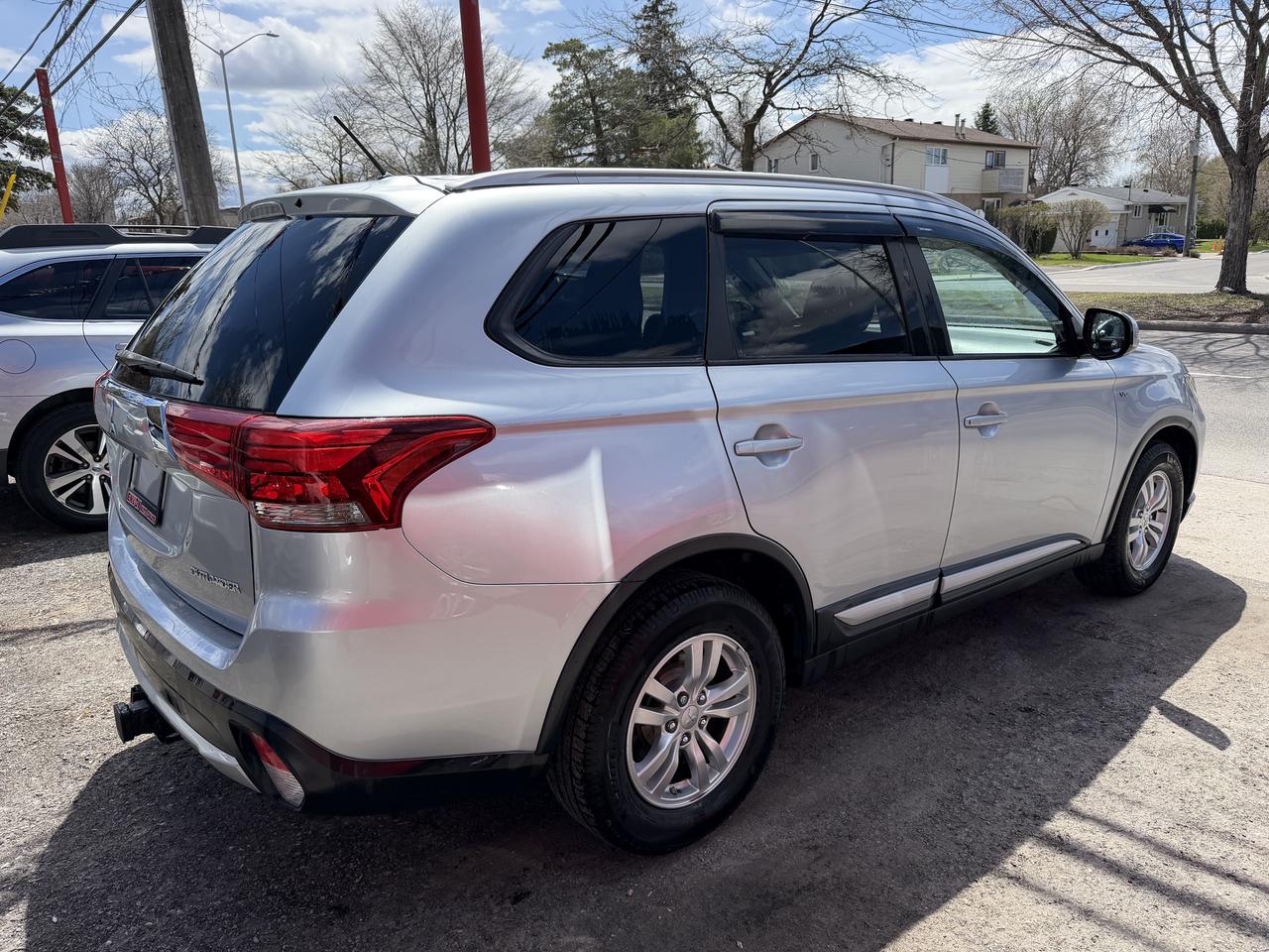 2016 Mitsubishi Outlander SE V6 7-PASSENGER Photo3