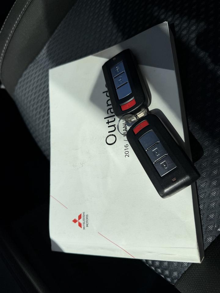 2016 Mitsubishi Outlander SE V6 7-PASSENGER Photo