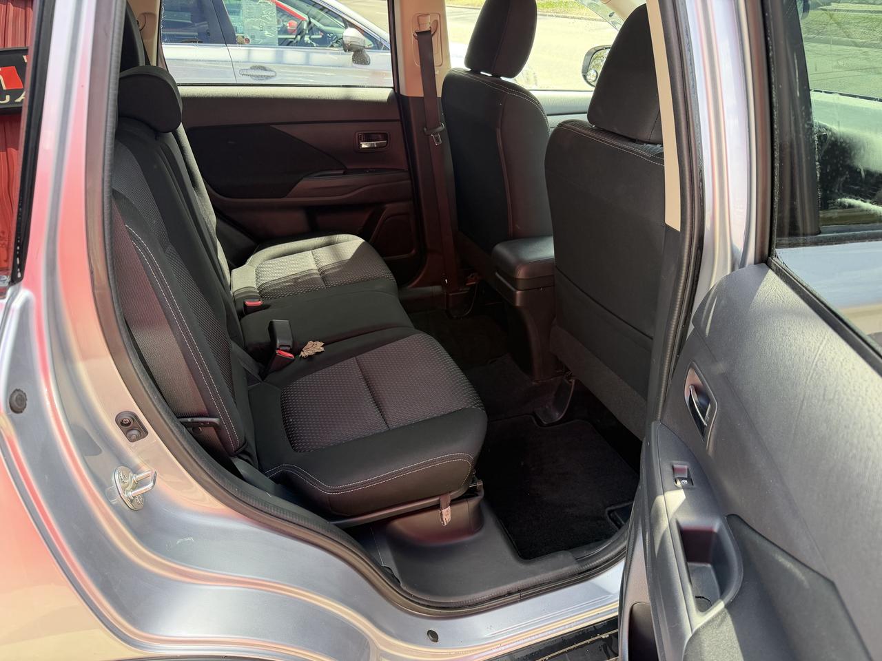2016 Mitsubishi Outlander SE V6 7-PASSENGER Photo