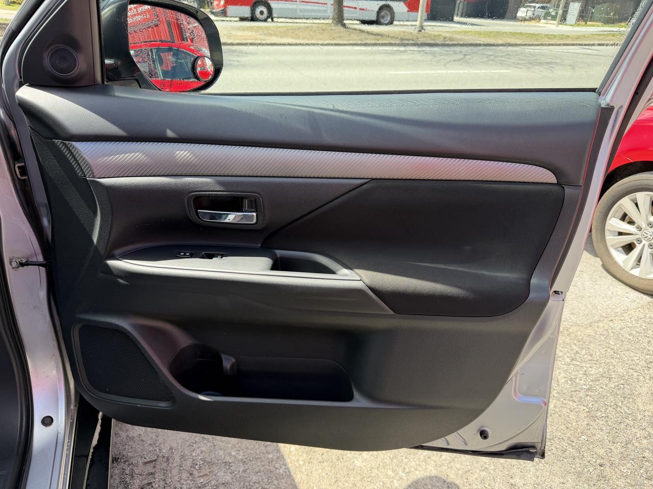 2016 Mitsubishi Outlander SE V6 7-PASSENGER Photo