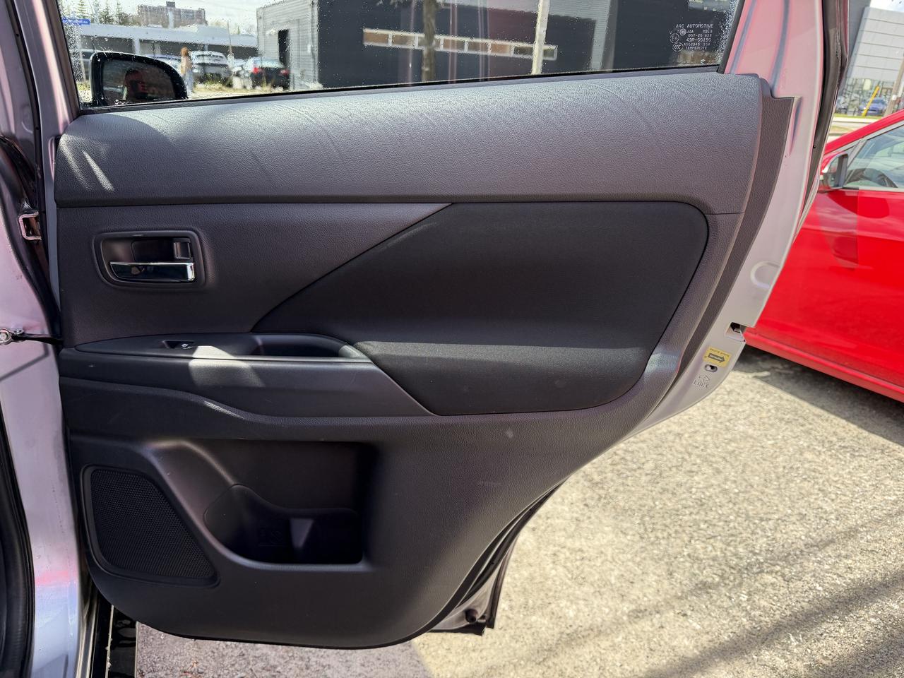 2016 Mitsubishi Outlander SE V6 7-PASSENGER Photo