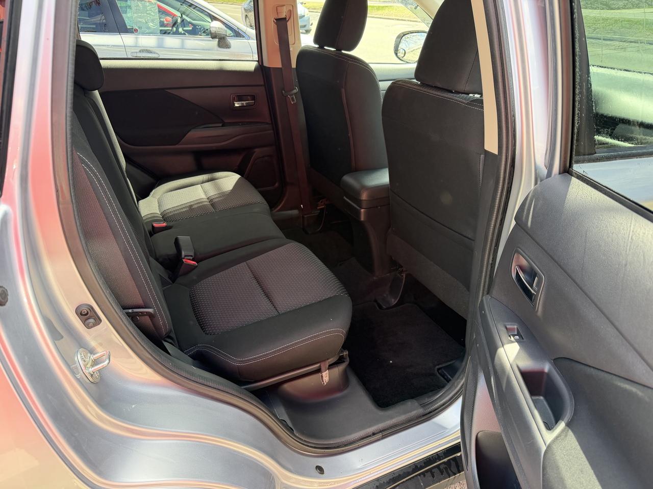 2016 Mitsubishi Outlander SE V6 7-PASSENGER Photo