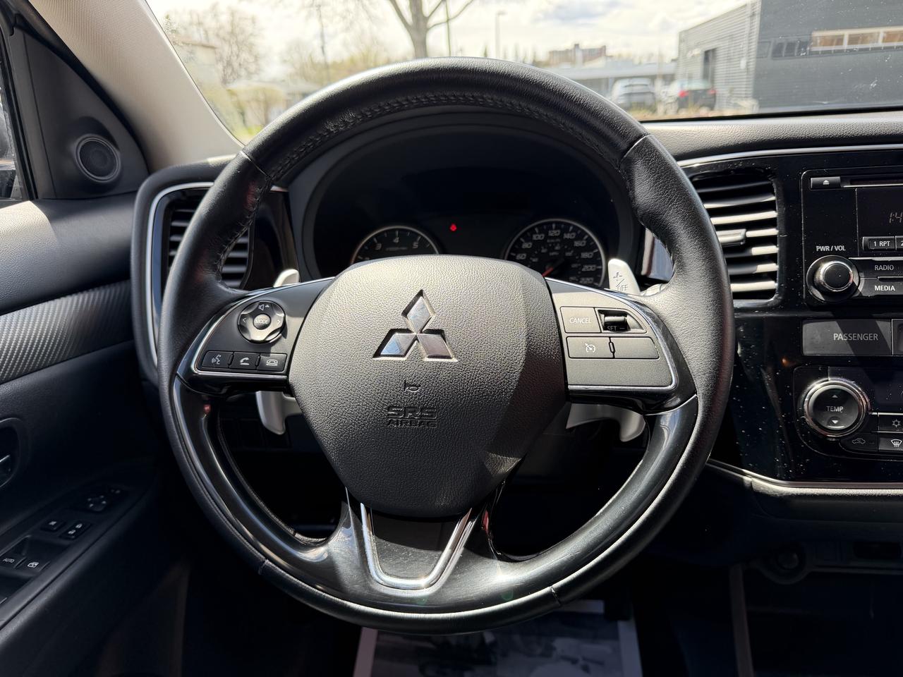 2016 Mitsubishi Outlander SE V6 7-PASSENGER Photo