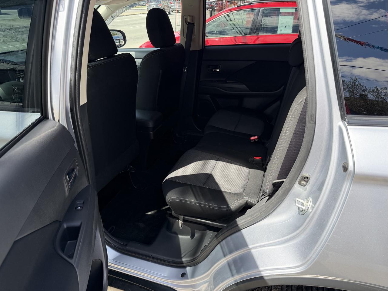 2016 Mitsubishi Outlander SE V6 7-PASSENGER Photo