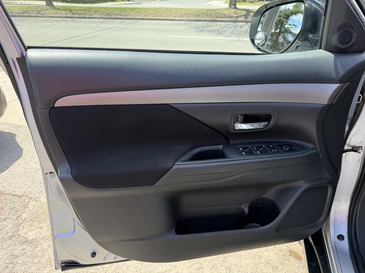 2016 Mitsubishi Outlander SE V6 7-PASSENGER Photo