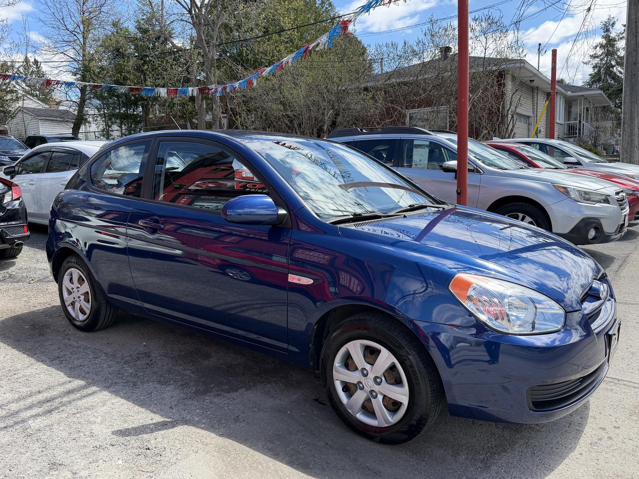 2009 Hyundai Accent SE Photo2