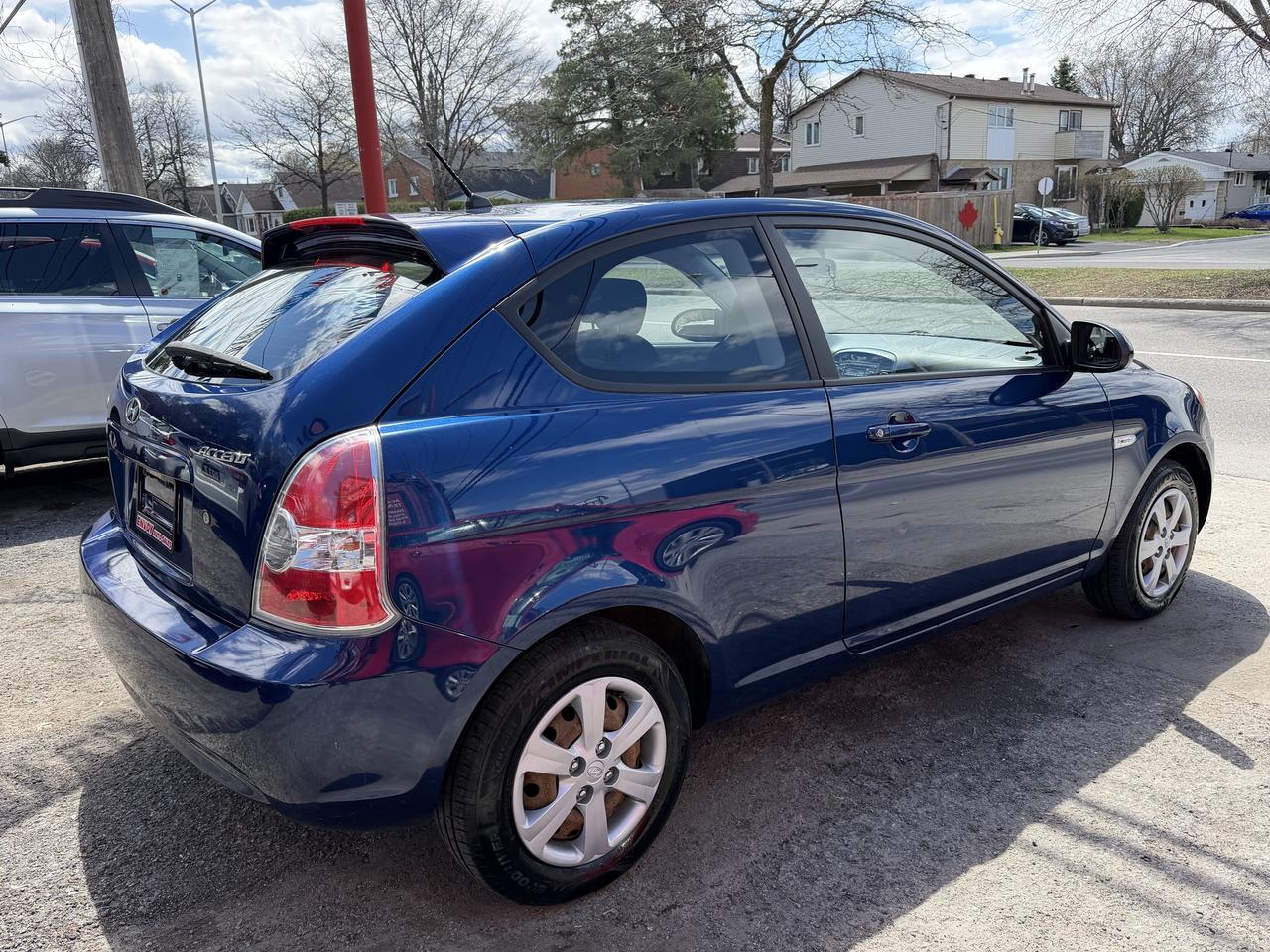 2009 Hyundai Accent SE Photo