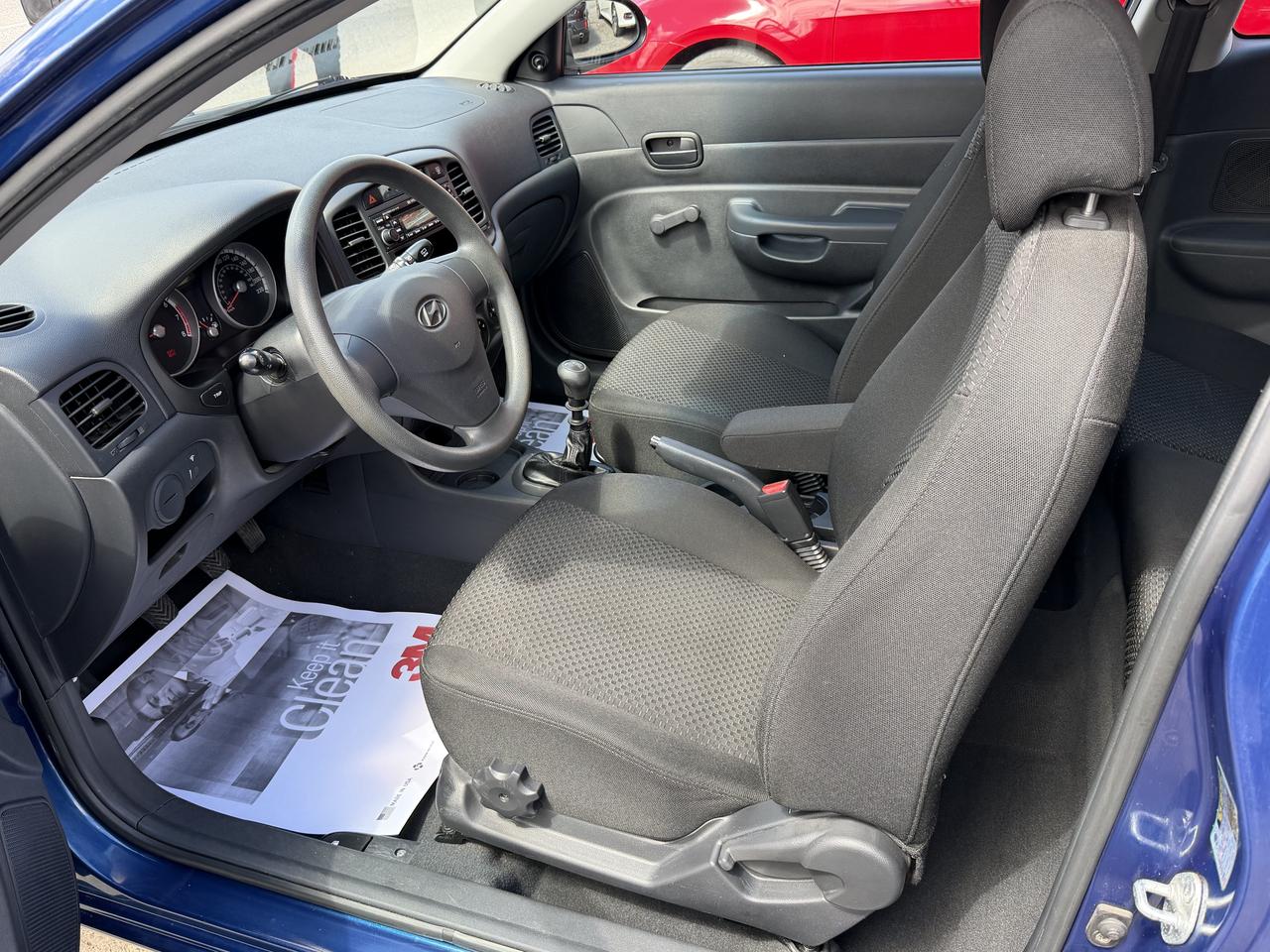 2009 Hyundai Accent SE Photo