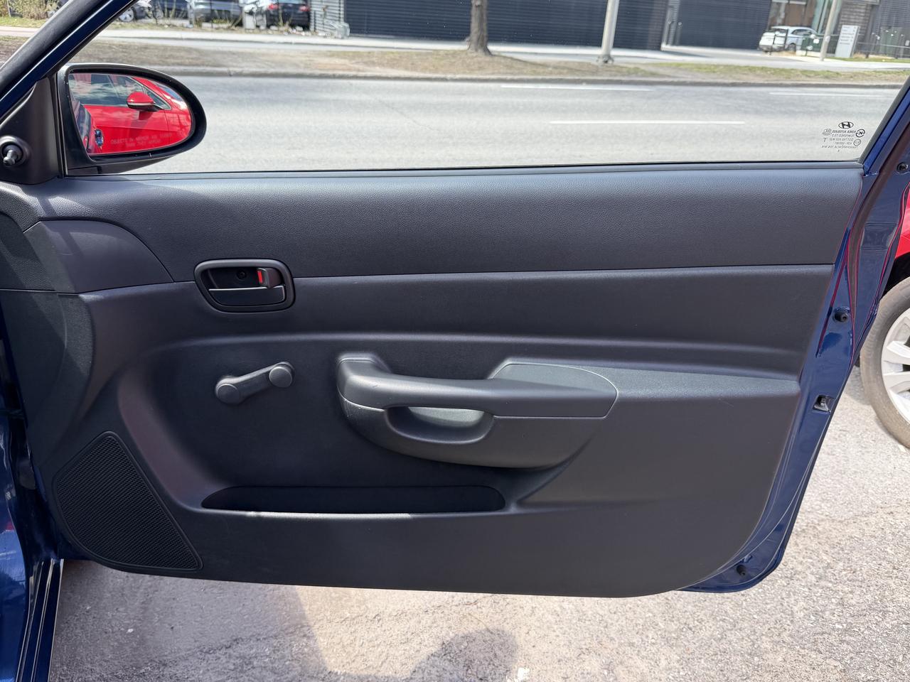2009 Hyundai Accent SE Photo