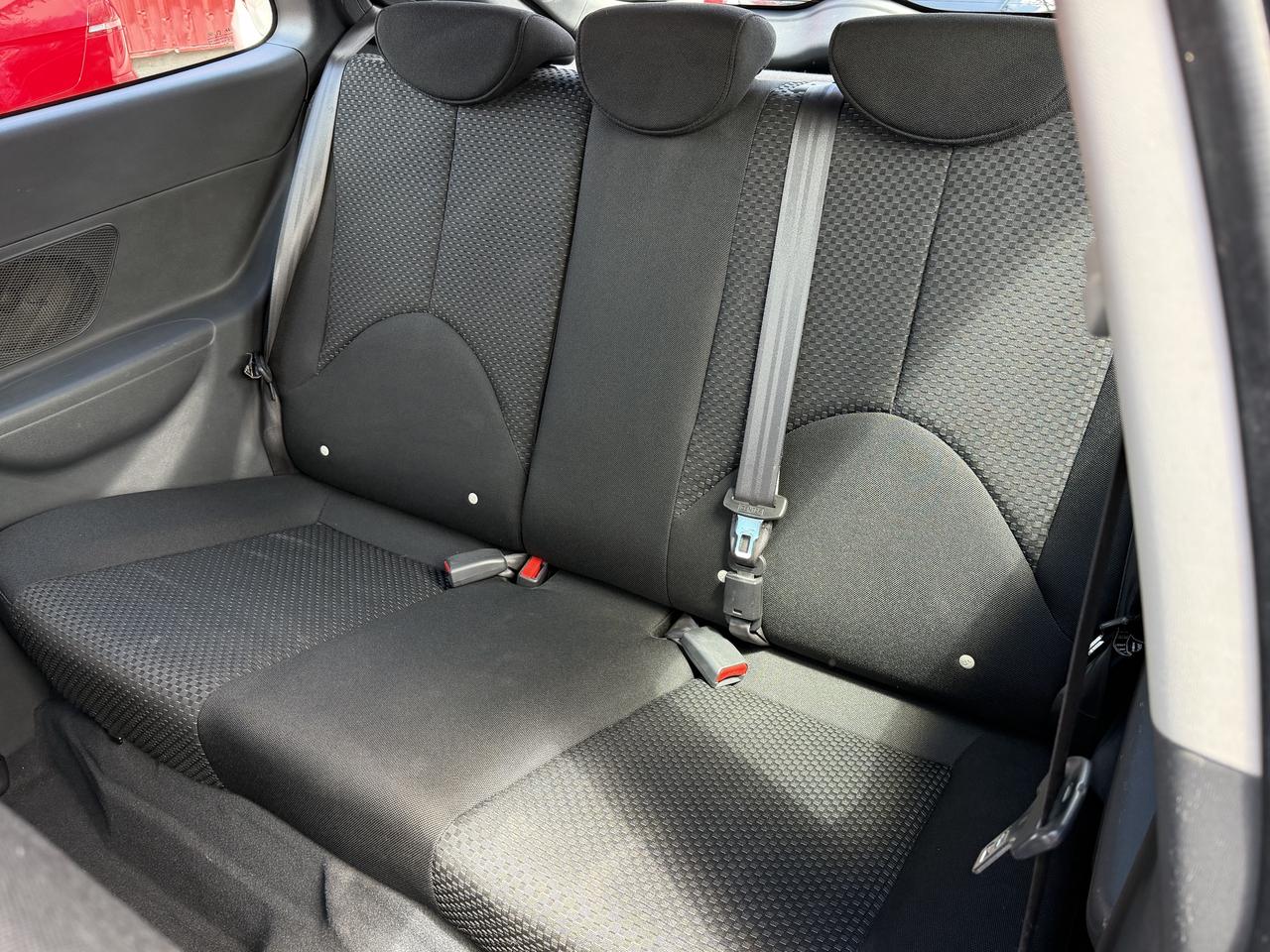 2009 Hyundai Accent SE Photo