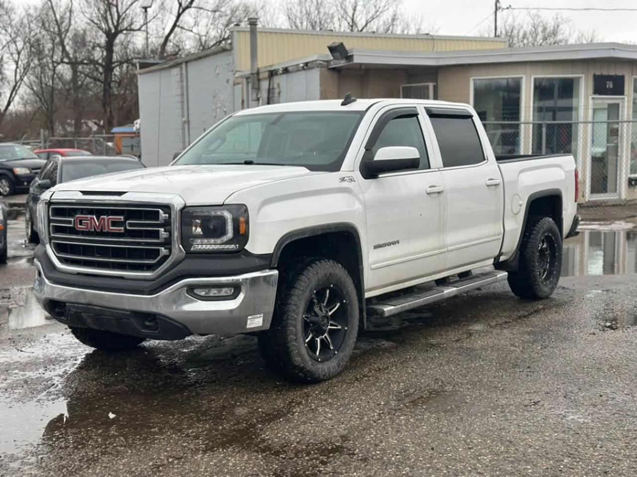 2017 GMC Sierra 1500 SLE Z71 OFFROAD PACKAGE 4X4 5.3 V8 CREW Photo