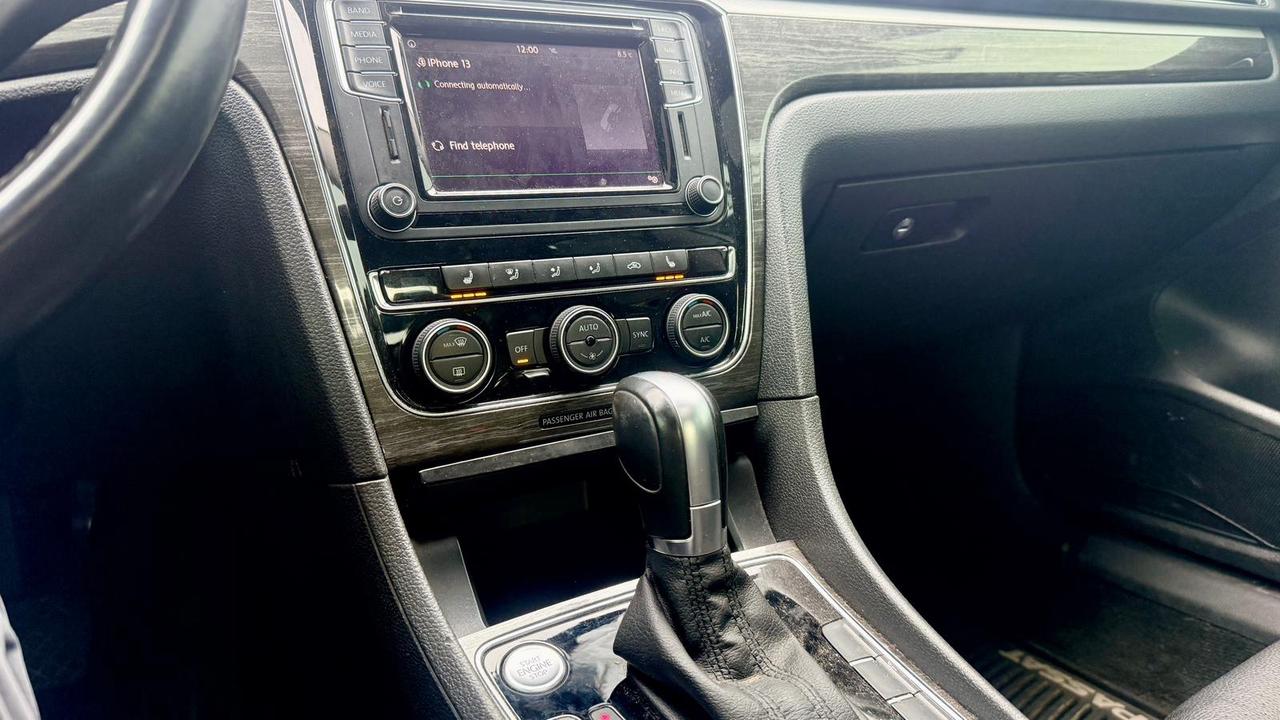 2017 Volkswagen Passat SE Photo
