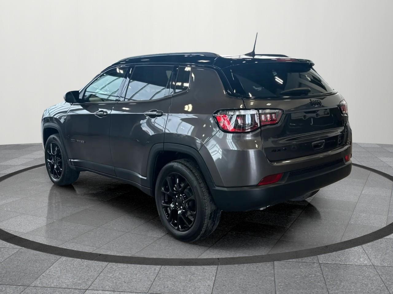 2023 Jeep Compass Altitude 4dr 4x4 Photo3