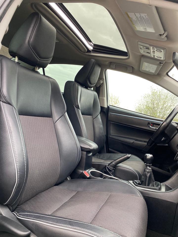 2016 Toyota Corolla SE | LEATHER | SUNROOF | NO ACCIDENT Photo
