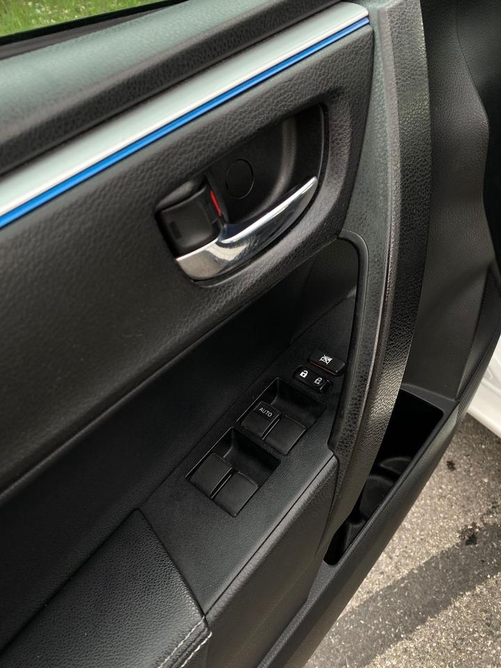 2016 Toyota Corolla SE | LEATHER | SUNROOF | NO ACCIDENT Photo