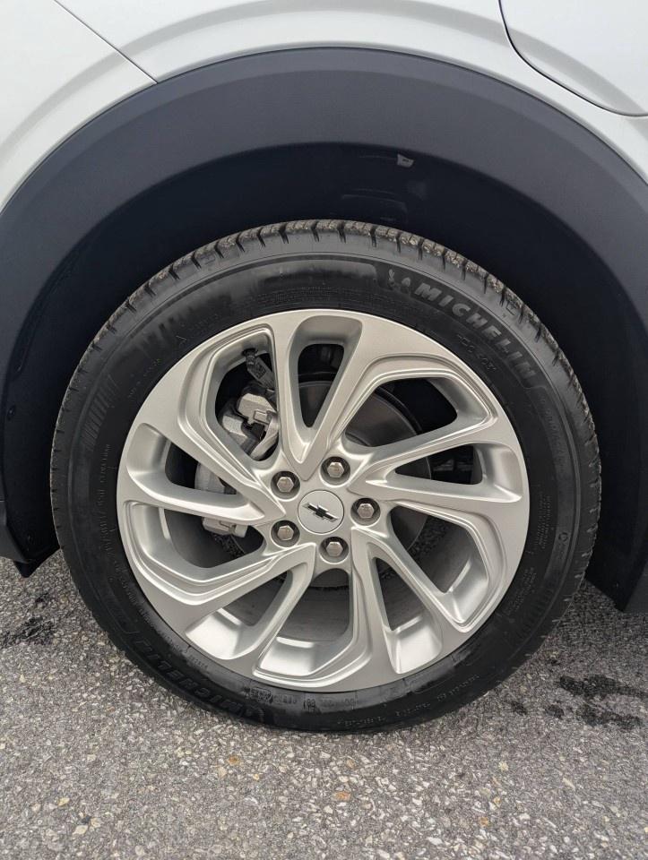 2027 Chevrolet Bolt FWD 4dr LT Photo