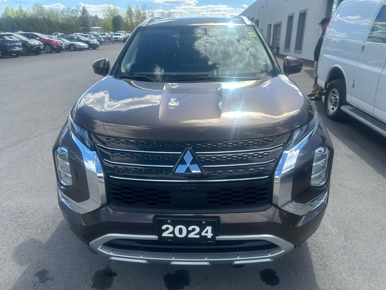 2024 Mitsubishi Outlander LE S-AWC Photo