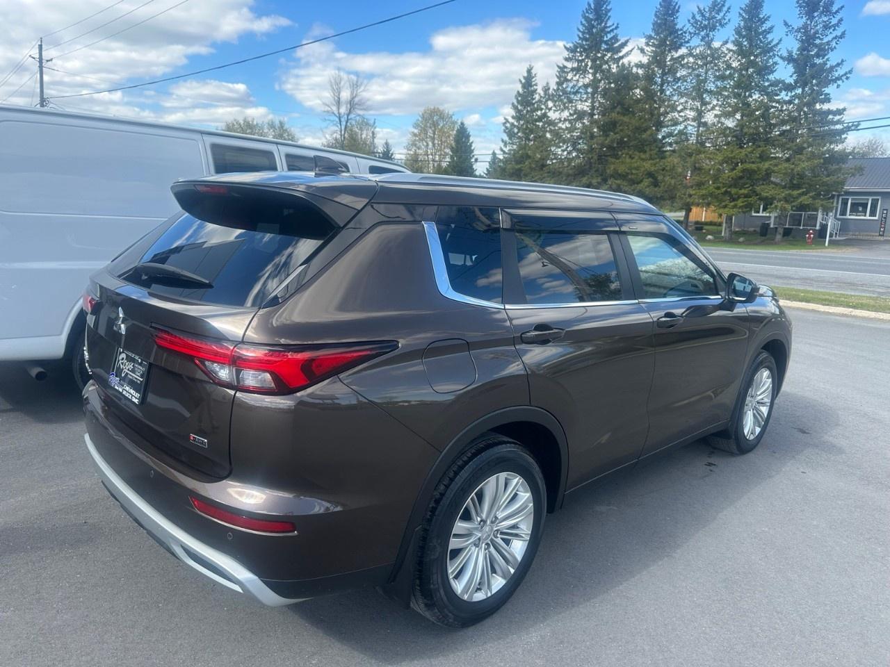 2024 Mitsubishi Outlander LE S-AWC Photo