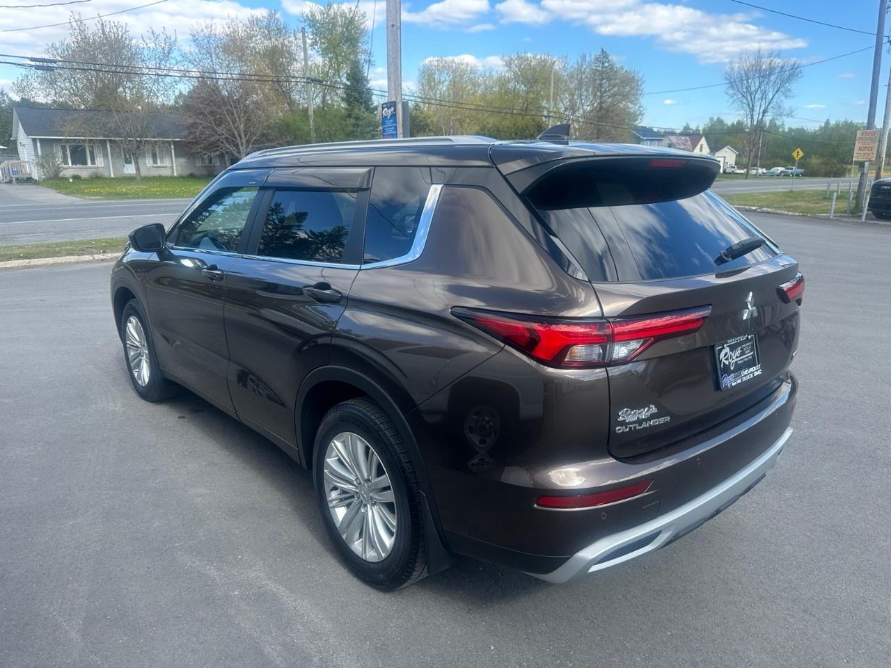 2024 Mitsubishi Outlander LE S-AWC Photo