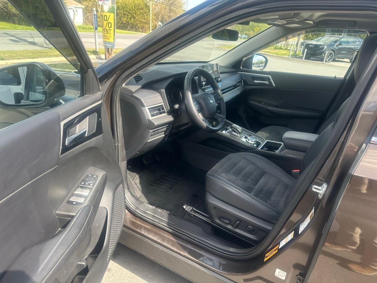 2024 Mitsubishi Outlander LE S-AWC Photo