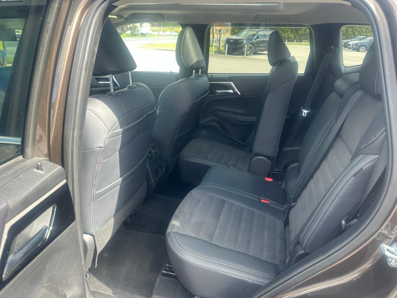 2024 Mitsubishi Outlander LE S-AWC Photo