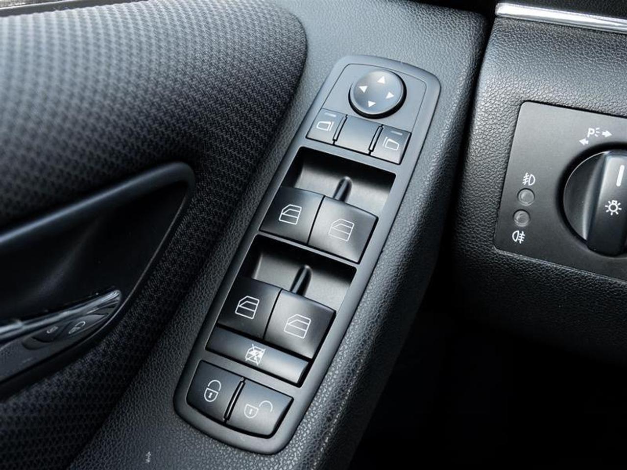 2010 Mercedes-Benz B-Class Base B 200 4dr Hatchback Photo