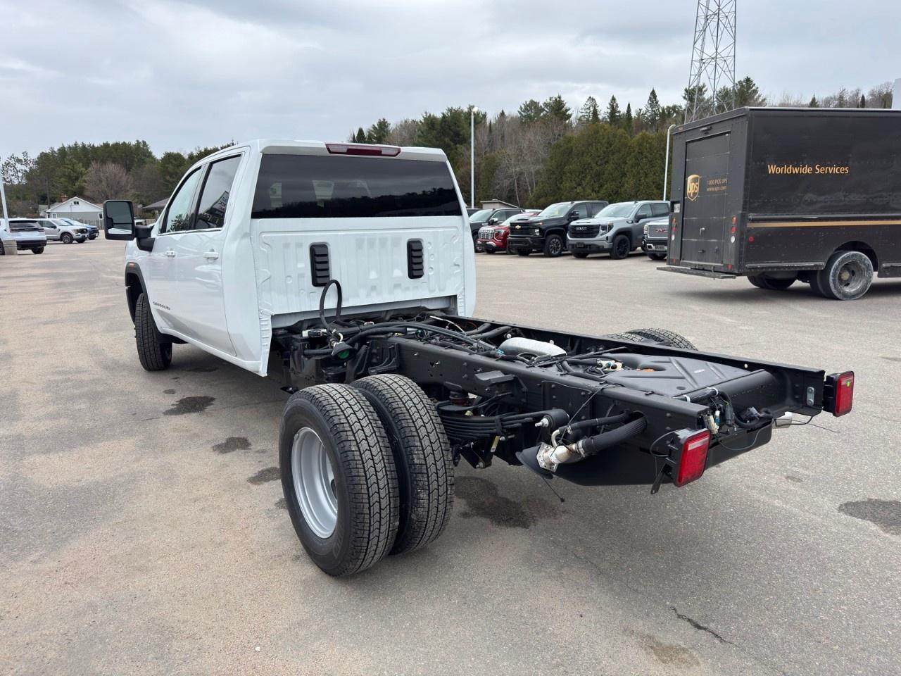 2026 GMC Sierra 3500HD CC 4WD Crew Cab 177" WB, 60" CA SLE Photo
