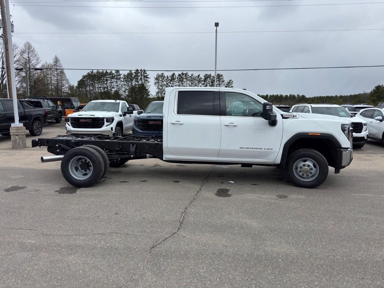 2026 GMC Sierra 3500HD CC 4WD Crew Cab 177" WB, 60" CA SLE Photo2