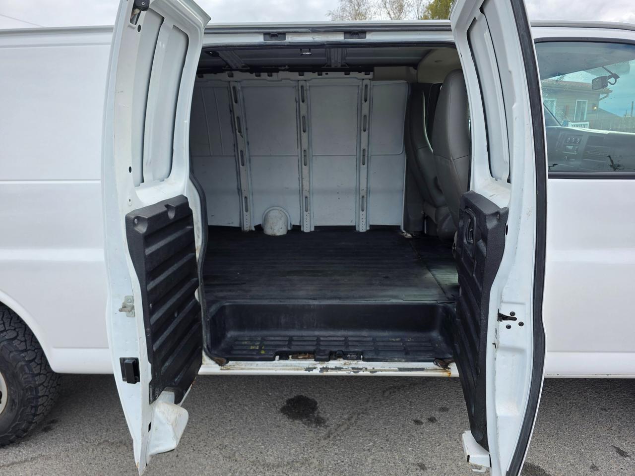2019 GMC Savana 2500 Work Van Rear-Wheel Drive Extended Cargo Van Photo