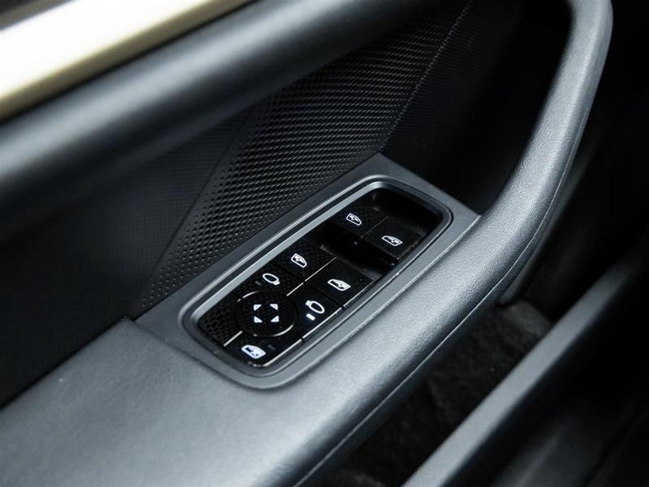 2020 Porsche Taycan  Photo