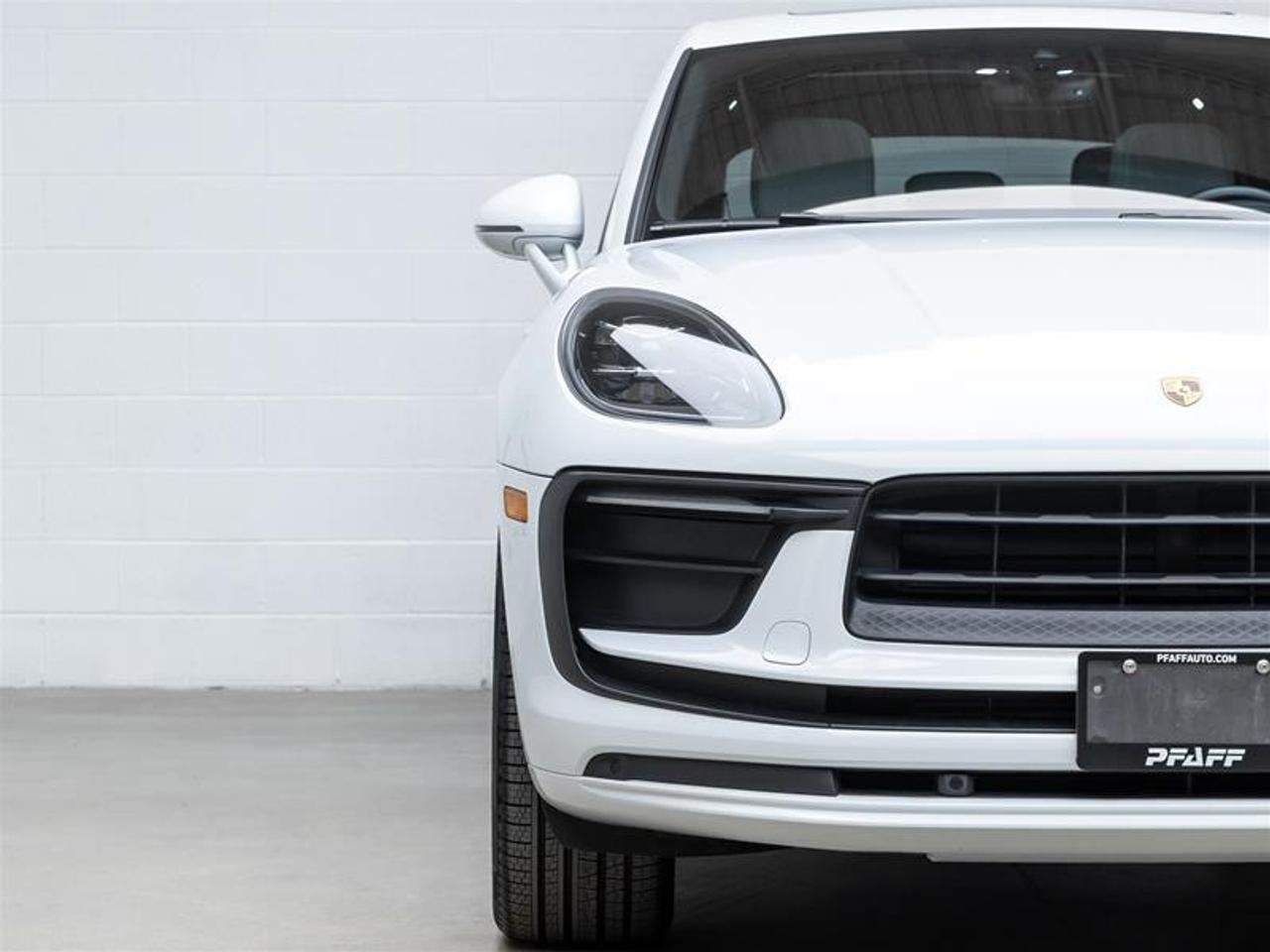 2023 Porsche Macan  Photo2